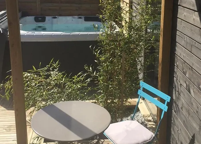 Bed & Breakfast Les Nuits Insolites De La Mothe - En Bulle Ou Tiny House Avec Privatif 4*